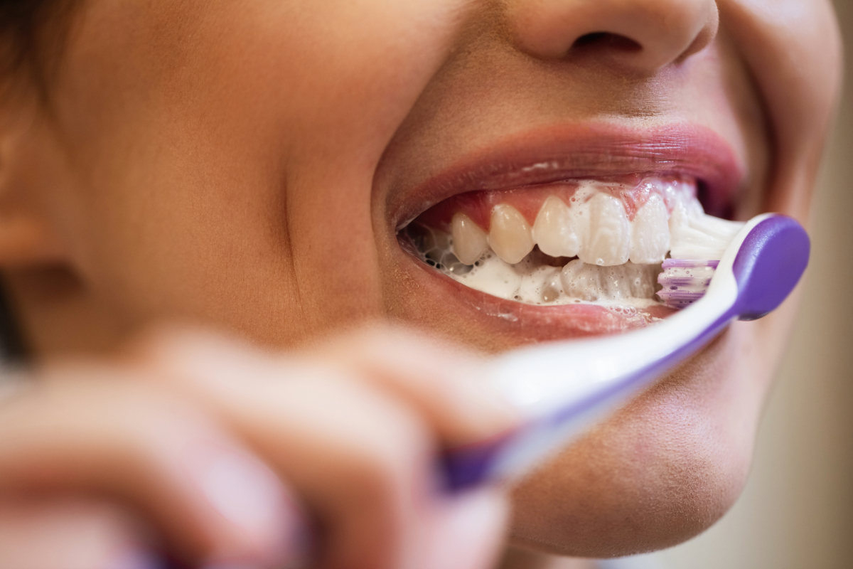 primo-piano-di-una-donna-che-usa-lo-spazzolino-da-denti-mentre-si-pulisce-i-denti (1)