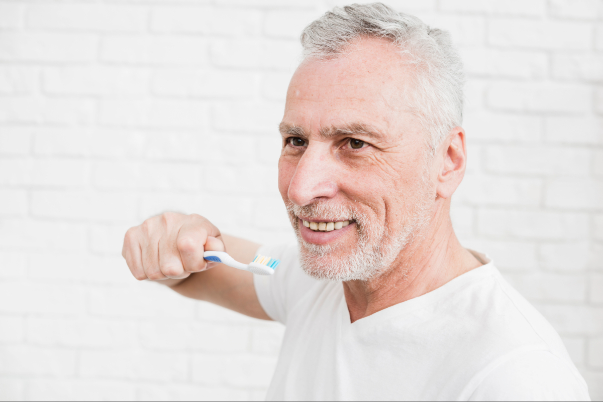 l-anziano-uomo-si-lavava-i-denti (1)